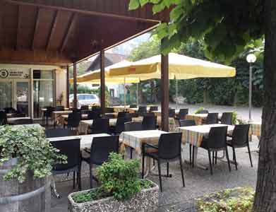 Ampia terrazza estiva all'aperto del Ristorante della Posta a Viganello
