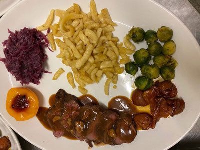 Piatto della caccia con capriolo spatzli e castagne caramellate