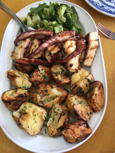 Polpo croccante alla griglia con patate al forno e verdure