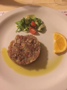 Tartare di pesce con misticanza e agrumi freschi